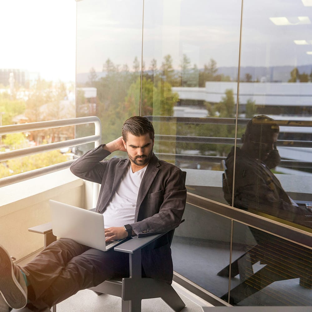 linkedin-sales-solutions-nysVe5rsJtc-unsplash man working